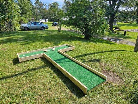 3-hole mini golf
