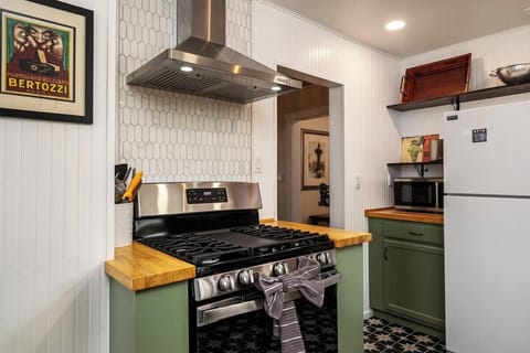 Get dinner going on the large gas oven with bottom broiler - or a yummy breakfast started with pancakes on the stove-top griddle.