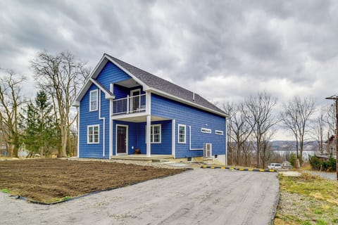 Hector Vacation Rental | Studio | 2BA | 1,040 Sq Ft | Stairs Required