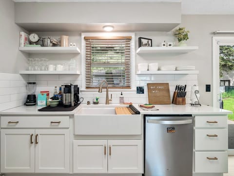Start your mornings right at the coffee bar ☕—with everything you need just steps away. Open shelving, stylish finishes, and that “But First, WiFi” vibe make this kitchen both fun and functional! 🌿📶