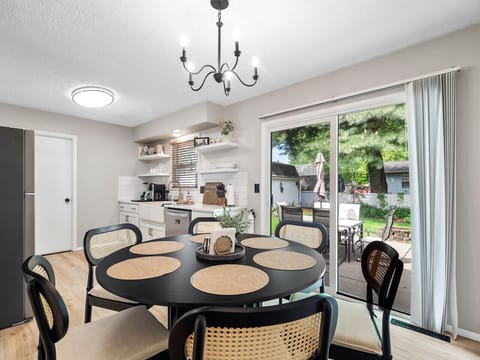 Enjoy the ease of indoor-outdoor living! 🍳🌿 This bright dining area connects seamlessly to a fully equipped kitchen and a lush patio—ideal for coffee mornings or grilling nights with friends. ☕🔥