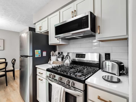 Sleek, modern, and ready to cook! 🍳 This fully equipped kitchen features stainless steel appliances, gas range, and everything you need to whip up a cozy meal or quick breakfast. ✨🥐