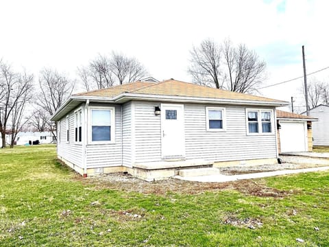 3Br/1Ba 1180 sqft House with Off-Street Parking