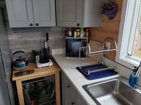 The kitchenette has a single burner, but no oven.