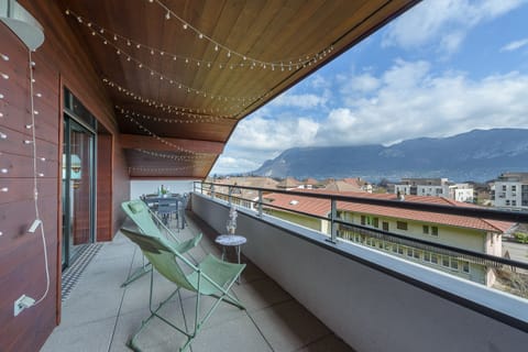 Rental with lake and mountain views on the shores of Lake Annecy 