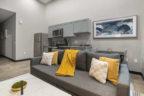 CozySuites | Modern 1BR in Downtown Pitts. #2