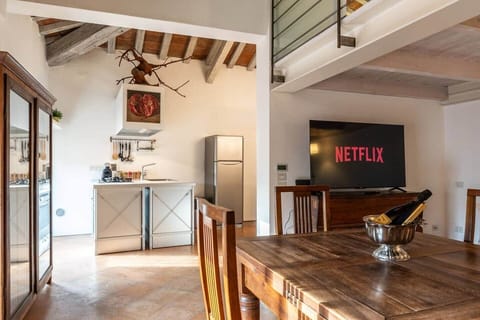 Soggiorno con Smart TV 65" Vista Torre Ghirlandina, Comode Poltrone