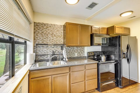 Kitchen | Central A/C & Heating | Free WiFi