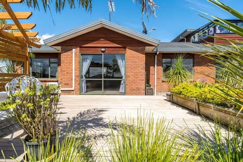 Beautiful Sunshine Single-storey guest house.