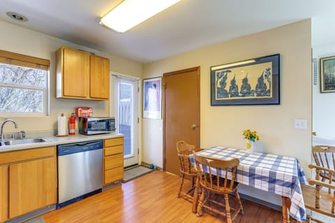 Dining Area | Dishware/Flatware Provided | 1st Floor