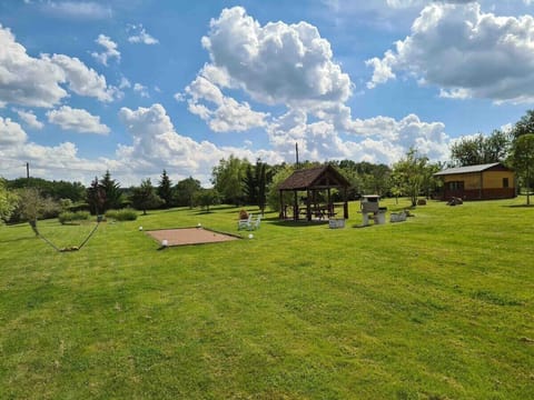 Large shared park, pétanque court, gazebo, barbecue