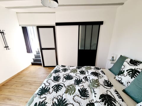 Bedroom 1, Bathroom sliding door