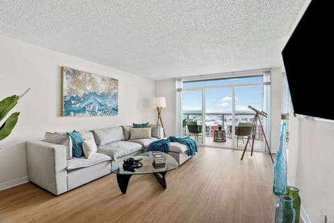 Expansive floor-to-ceiling windows bring the Marina inside.
