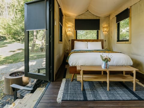 Unit with 1 queen bed