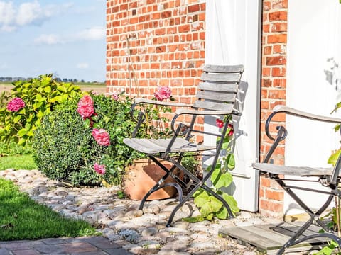 Furniture, Flowerpot, Outdoor Furniture, Garden, Chair, Houseplant, Yard, Backyard, Landscaping