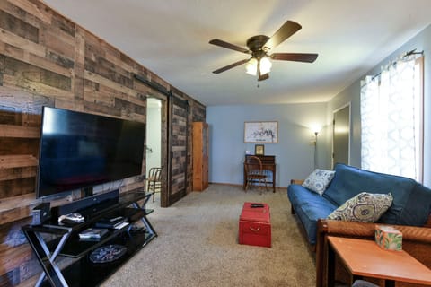 Cozy living room with Dish TV and WIFI