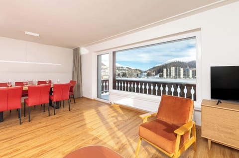 Opulent furniture that fully embraces the mountain range 