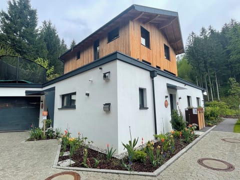 Apartment with parking spaces next to the door