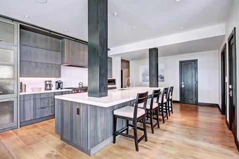 Gourmet Fully Equipped Kitchen with Bar Seating