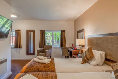 Unit with 1 Double size bed. Exact unit will be assigned upon arrival. Views, colors and decor may vary.