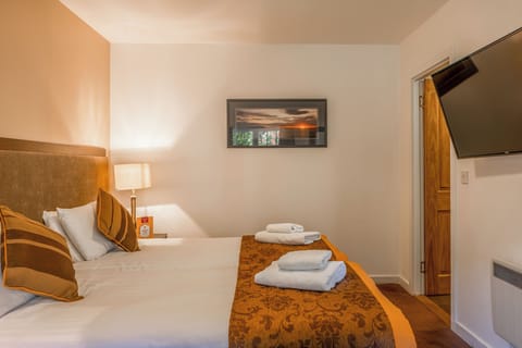 Unit with 1 Double size bed. Exact unit will be assigned upon arrival. Views, colors and decor may vary.