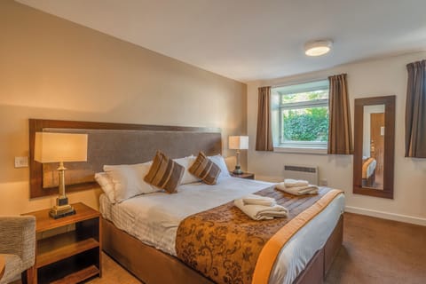 Unit with 1 Double size bed. Exact unit will be assigned upon arrival. Views, colors and decor may vary.