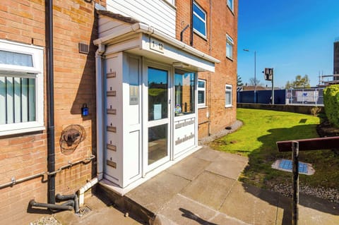 A welcoming facade with a cozy stay awaiting inside—your ideal escape. 🌿🏠