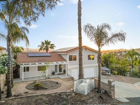 Sought-after private Canyon Lake retreat featuring stunning views, resort-style amenities, and direct access to lake and golf adventures—perfect for unforgettable getaways.