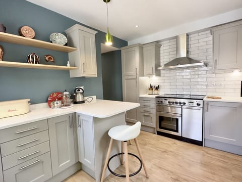 Range styled Cooker and breakfast bar with stool Coswarth Cottage Holiday Cottage, Padstow, North Cornwall