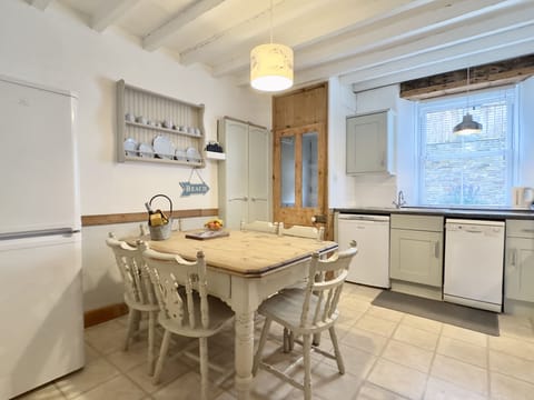 Kitchen table and chairs at 10 Mill Road
