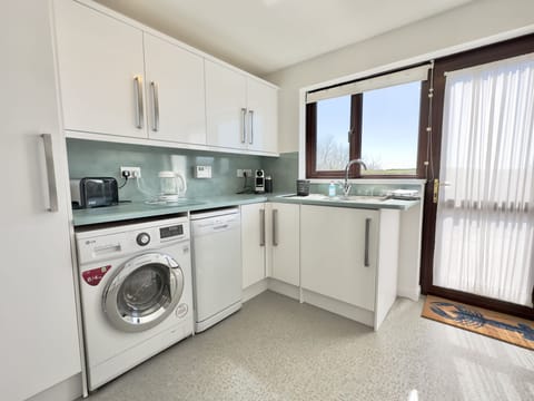 Sink and kitchen of Setters Rest Holiday Cottage, Padstow, North Cornwall