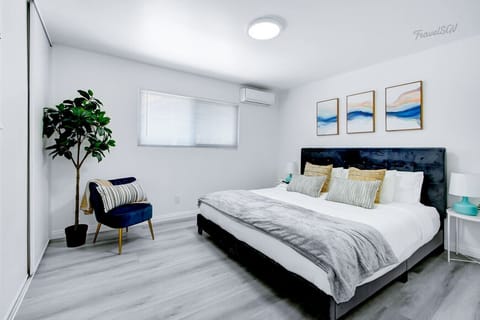 Wake up like royalty in our plush king bed, where comfort meets class. #travelsgvcertified