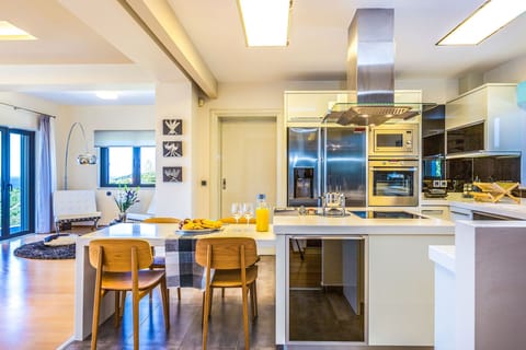 Main Level: Kitchen