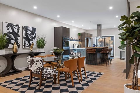 Open to Everything – Flow easily between kitchen and dining—perfect for group dinners or grazing.