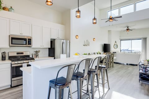 Pull up a stool at the kitchen counter and enjoy casual dining and conversations. (Strand Way A)