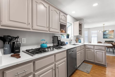 Fully equipped kitchen with high quality granite countertops. Fridge dispenses water and ice!