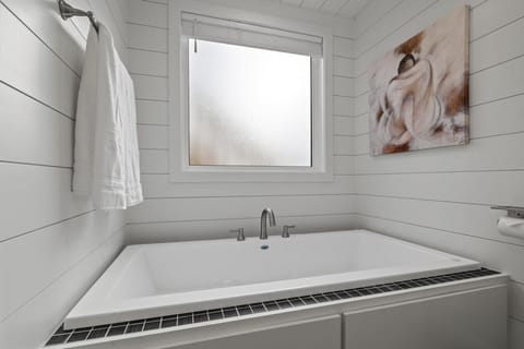 Large jacuzzi tub for 2!