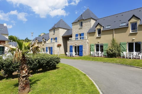 Stroll through this lovely property, a mere 10-minute drive from the beaches!