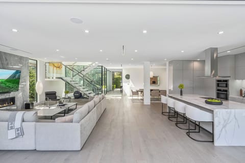 Living Room. 85" Smart Tv, Apple Tv, High Speed Wi-Fi. Fire Place.