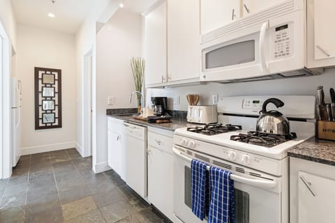 Fully equipped kitchen.