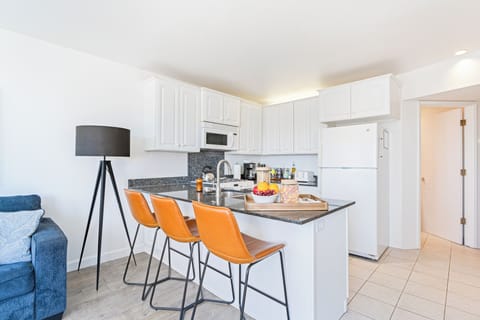 Enjoy casual dining at the kitchen counter.