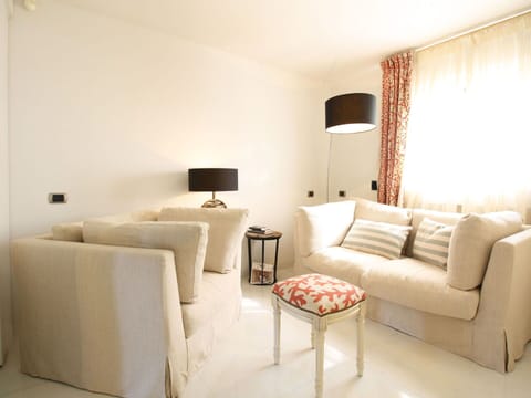 Furniture, Interior Design, Couch, Wall, Living Room, Wood, Flooring, Room, Floor, Textile