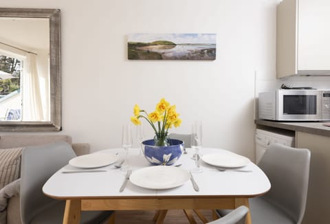 Bluebirds, Polzeath: Enjoy family dinners