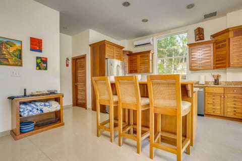 Open Kitchen with breakfast bar and 3 stools. Beach towels