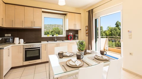 Ground Floor: Full Kitchen 1