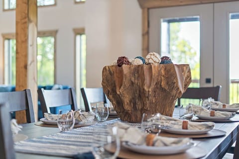 Set the table, set the vibe – mountain dining at its finest.
