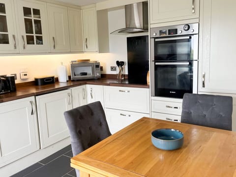 Residential Area, Shrub, Roof, Home, Cottage, Driveway, Estate, Siding, Landscaping, Yard