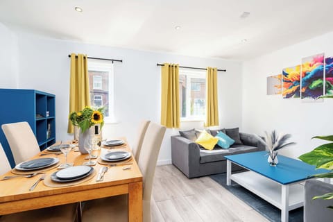 Cosy Living and Dining Area | Comfortable Seating and Dining Space for Up to 6 Guests