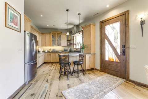 Kitchen | Breakfast Bar w/ Seating | Dishwasher | Cooking Basics