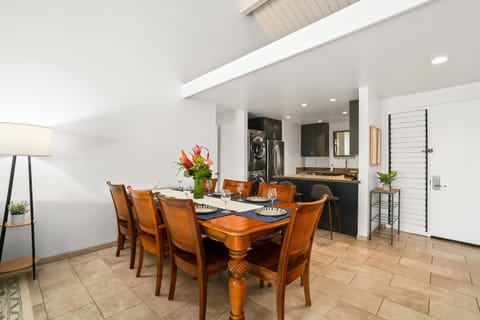 4305 Dining Area comfortably seats 7, plus 2 at the counter